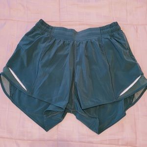 LULU LEMON HOTTY HOT SHORT II 2.5”